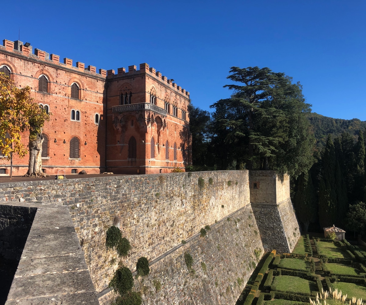 Brolio Castle, a thousand colors, soft hills and thick woods 